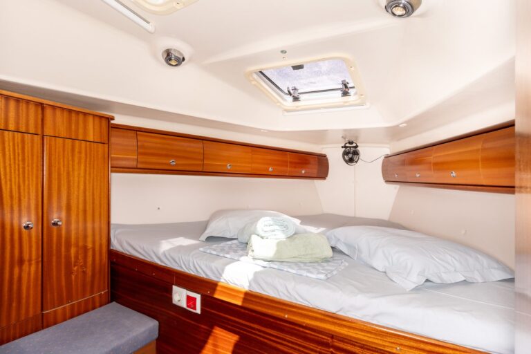 The aft cabin of Yacht Pipit, with overhead hatch and fresh linen