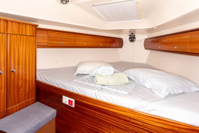 Aft cabin aboard Yacht Pipit